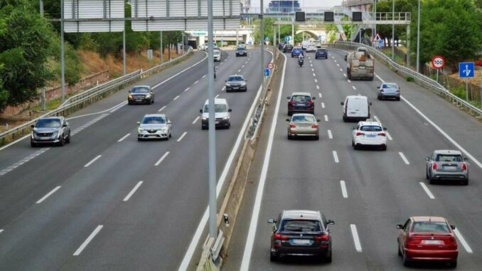 Cuidado al usar el carril izquierdo: la DGT podría multarte por estas prácticas