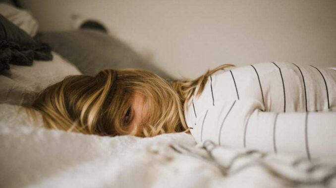 Sí, las arrugas por dormir pueden quedarse fijas, pero hay maneras de prevenirlas