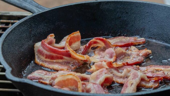 ¿Por qué el bacon a veces se tiñe de verde?