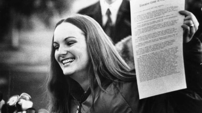 Patty Hearst, la multimillonaria que fue secuestrada y torturada y se convirtió en revolucionaria