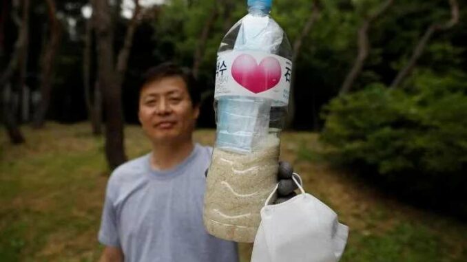Hay alguien lanzando botellas llenas de arroz y K-pop hacia Corea del Norte. ¿Su misión? Salvar vidas