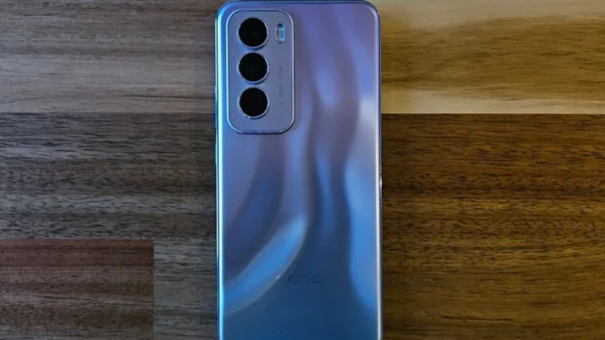 Probamos el Oppo Reno 12, un móvil súper ligero y lleno de IA