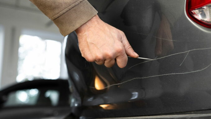 Cómo reparar los arañazos más profundos del coche