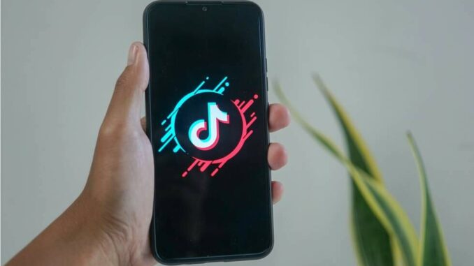 Bruselas cierra la investigación a TikTok después de que la red social retire de forma permanente la ‘app’ que paga por ver vídeos