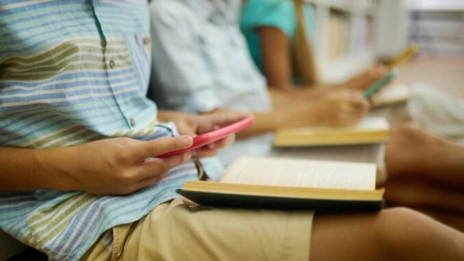 Adiós a usar el móvil en clase: la nueva función de Android lo hace casi inservible en horario escolar