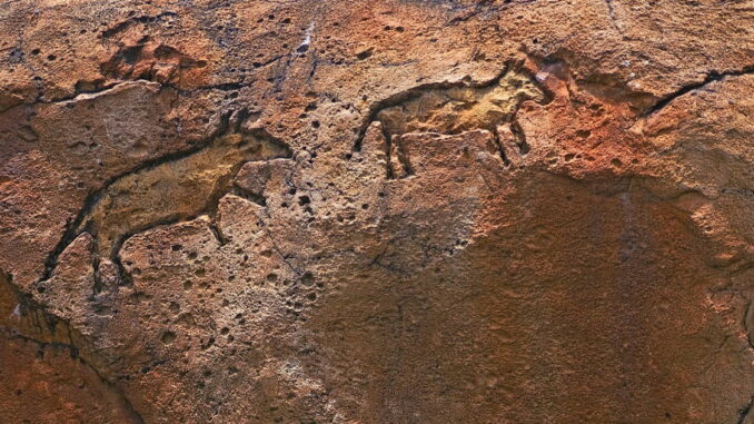 Pinturas rupestres en África revelan un extraño animal desaparecido hace millones de años antes de los humanos