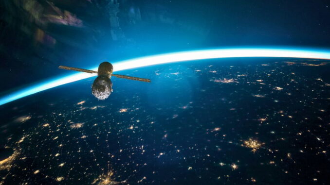 A Elon Musk le sale competencia: esta empresa China lanza más satélites para rivalizar con Starlink
