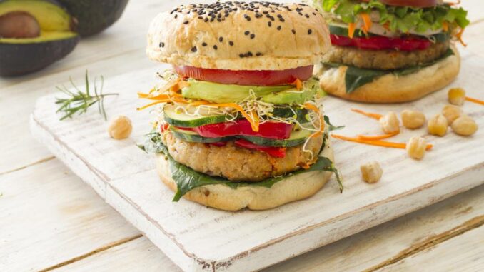Vegetarianos vs Carnívoros: ¿quién acaba comiendo más comida ultraprocesada?