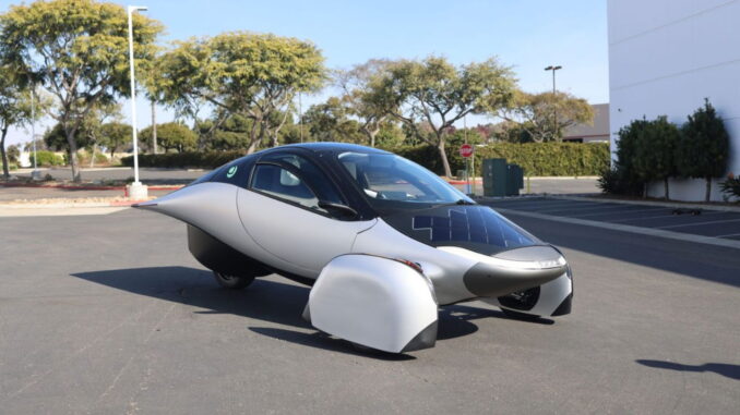 Este coche eléctrico de tres ruedas fue presentado en el CES 2025, se carga con luz solar y está listo para entrar a producción
