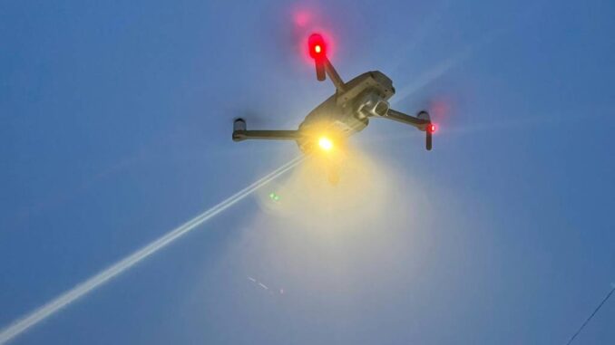 ¿Cómo volar un dron de noche? Esta es la normativa en 2025