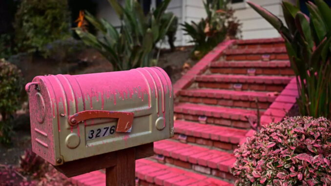 La "sustancia rosa" que están utilizando en Los Ángeles tiene una importante misión: detiene los incendios de esta forma