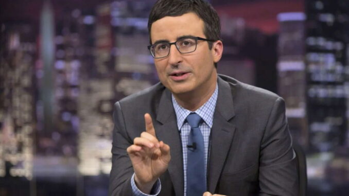 John Oliver, presentador de Last Week Tonight, carga contra Mark Zuckerberg y Facebook: "Un absoluto vertedero de odio y desinformación"
