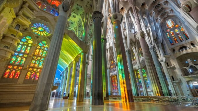 Si te gustan los espectáculos de luz y color entonces debes visitar estas catedrales. Son seis obras de arte y todas están en España