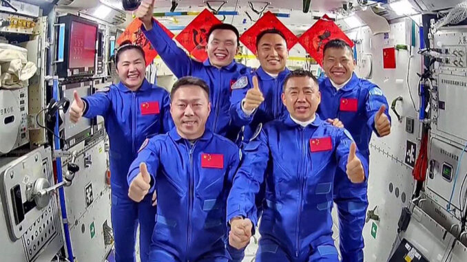 Termina la misión de la cápsula espacial tripulada china Shenzhou 19 con el récord del paseo espacial más largo de todos los tiempos