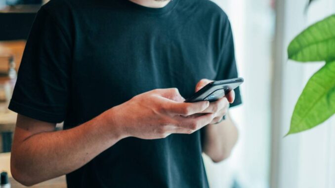 ¿Temes volver a quedar incomunicado como en el apagón? Esta app puede enviar mensajes sin internet ni cobertura