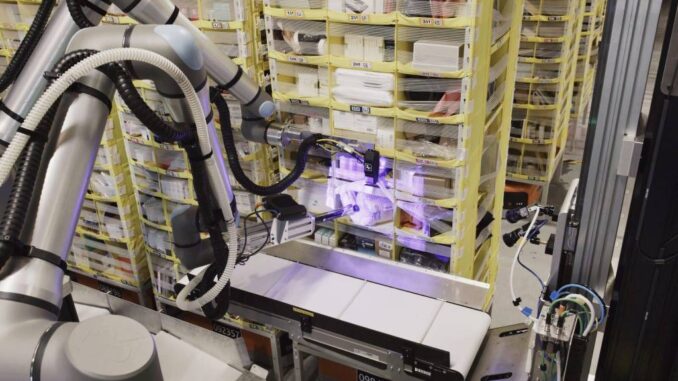 Amazon quiere revolucionar el trabajo en sus almacenes con Vulcan, un robot que «siente» lo que toca