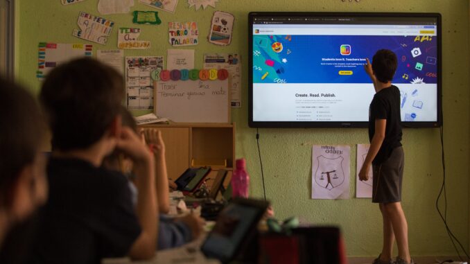 Los riesgos del mal uso de Youtube en las aulas alertan a padres y expertos: “El cole no es para ver dibujos”