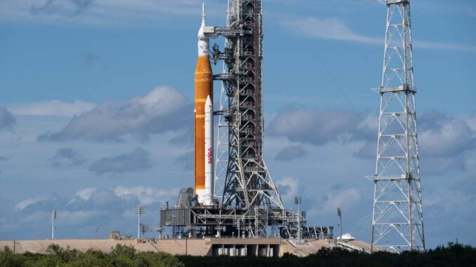Los recortes de Trump desbaratan los planes de la NASA para llegar a la Luna y dan más poder a Elon Musk
