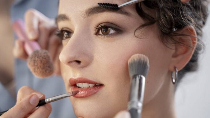 El error que todo el mundo comete con el maquillaje y te puede destrozar la piel: lo haces sin darte cuenta